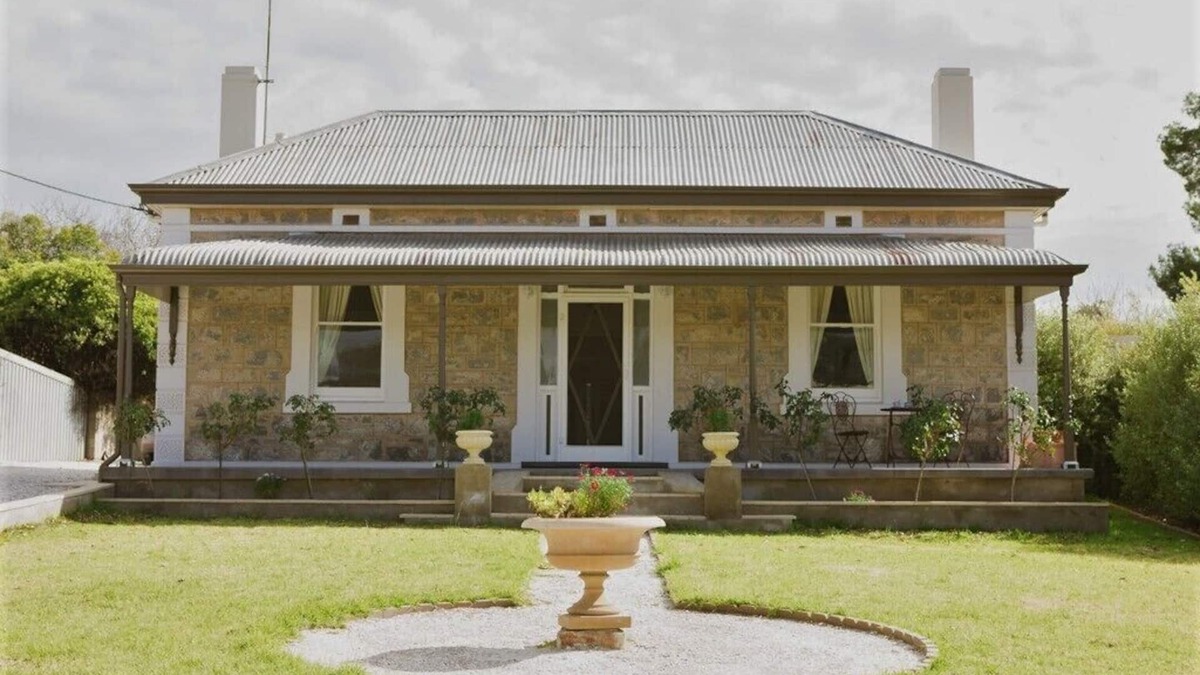 Devitt on French is a quiet, romantic stone cottage in Angaston, Barossa Valley