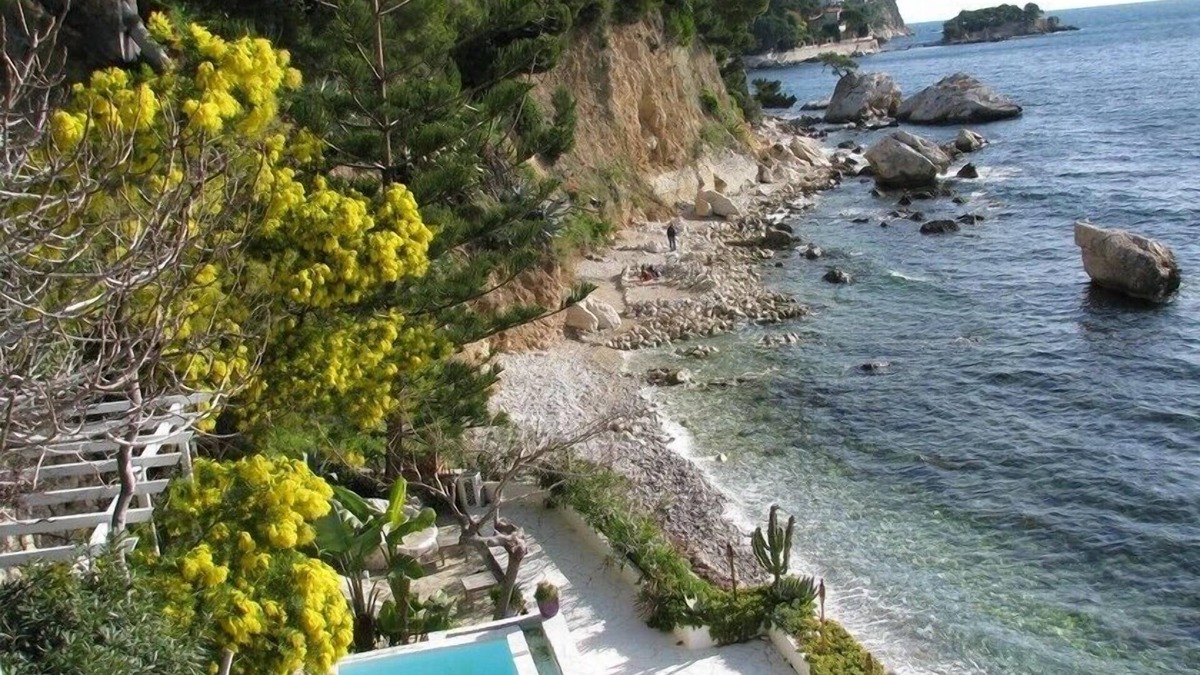 Direct Front Beach in Eze