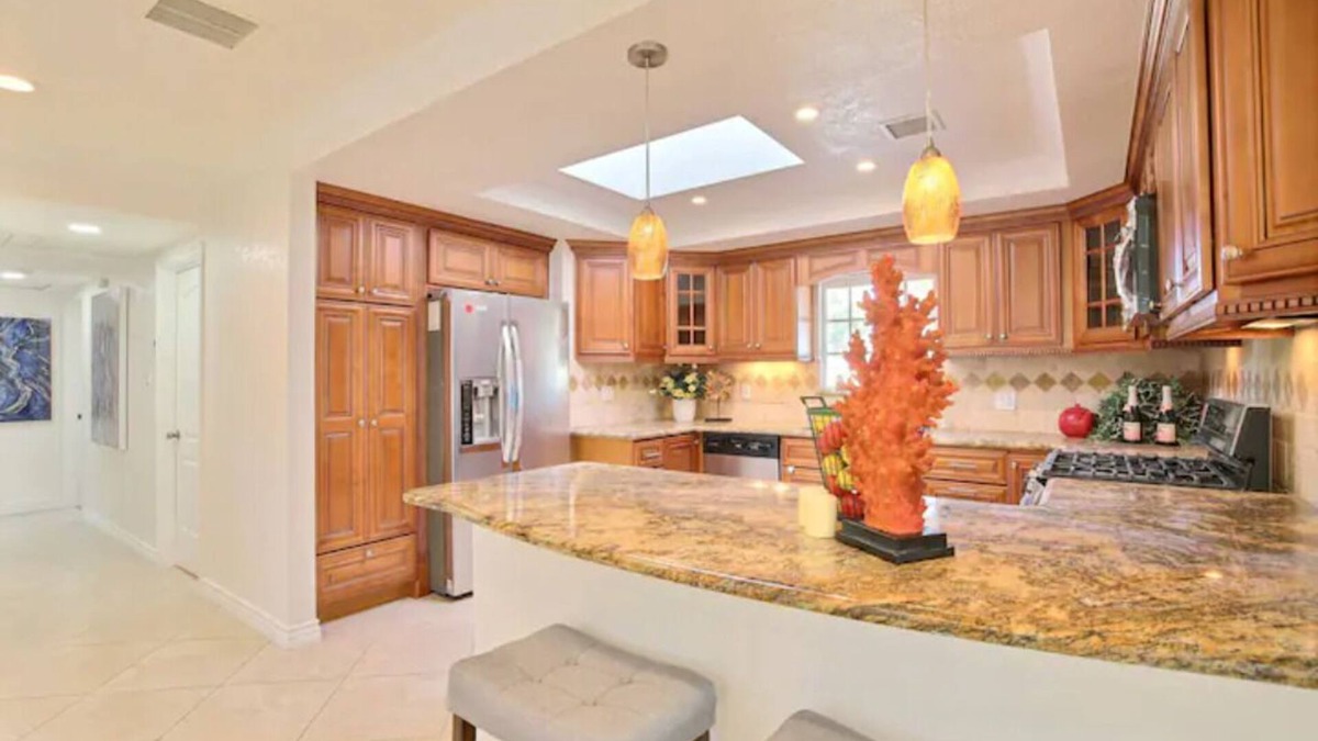Disneyland,Golf course,Bike Trail to beach,5 rooms