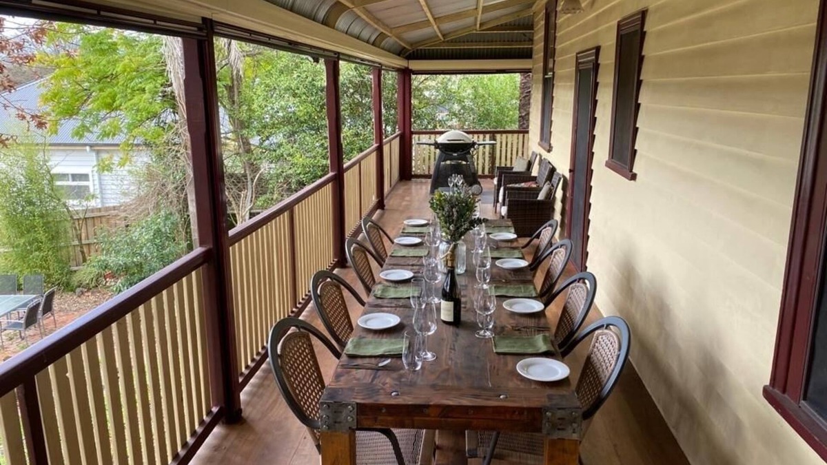 Elmview House and Apartment on Symons - in the centre of Healesville!