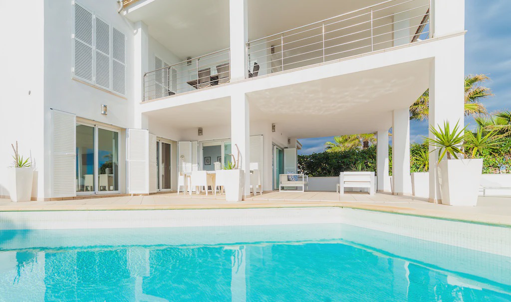 EXCLUSIVE MODERN LUXURY APARTMENT WITH DIRECT SEA ACCESS, PRIVATE POOL. WIRELESS INTERNET ACCESS