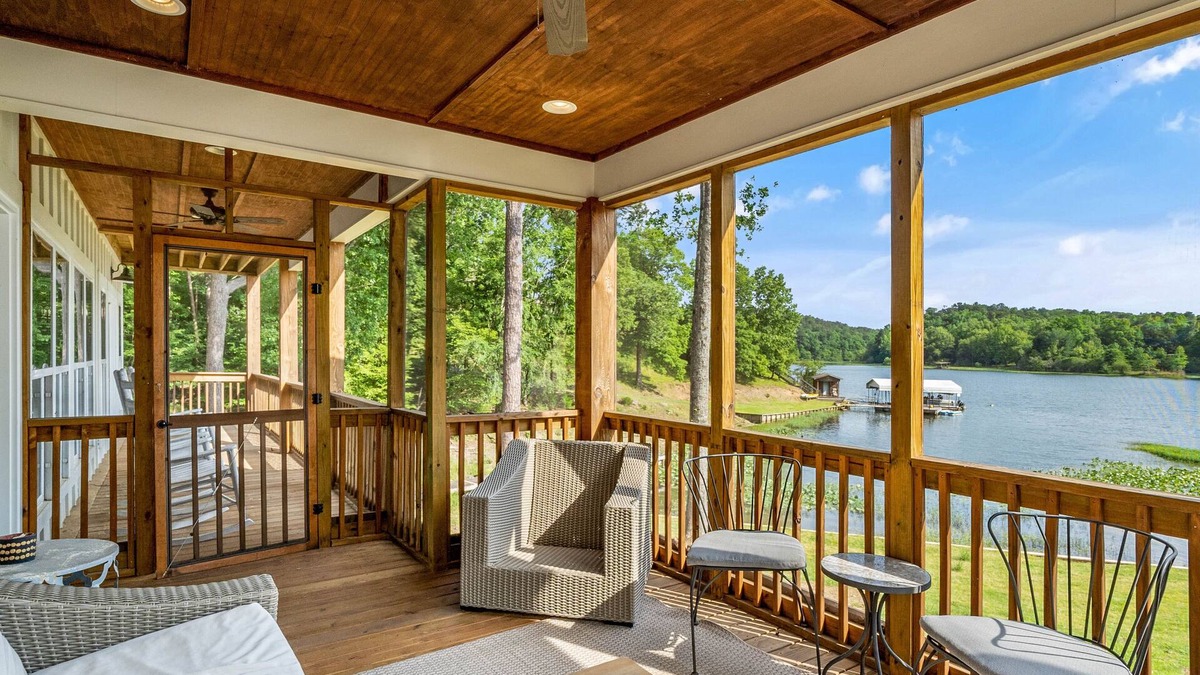 Experience Lakeside Bliss: Luxury Main House and Charming Guest House with Breathtaking Lake Views