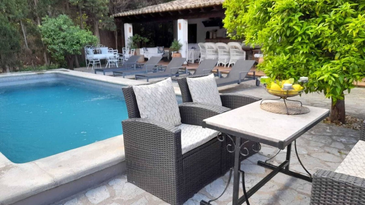 Exquisite Family Villa With Pool, Wifi, SAT TV, and Enchanting Outdoor Garden