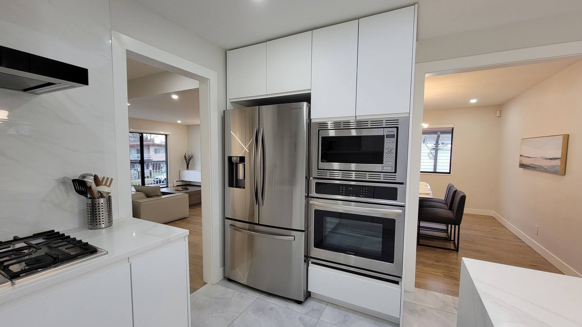 Family Friendly 4 BR Home w/Huge Patio & Bbq near Bus and Skytrain Station