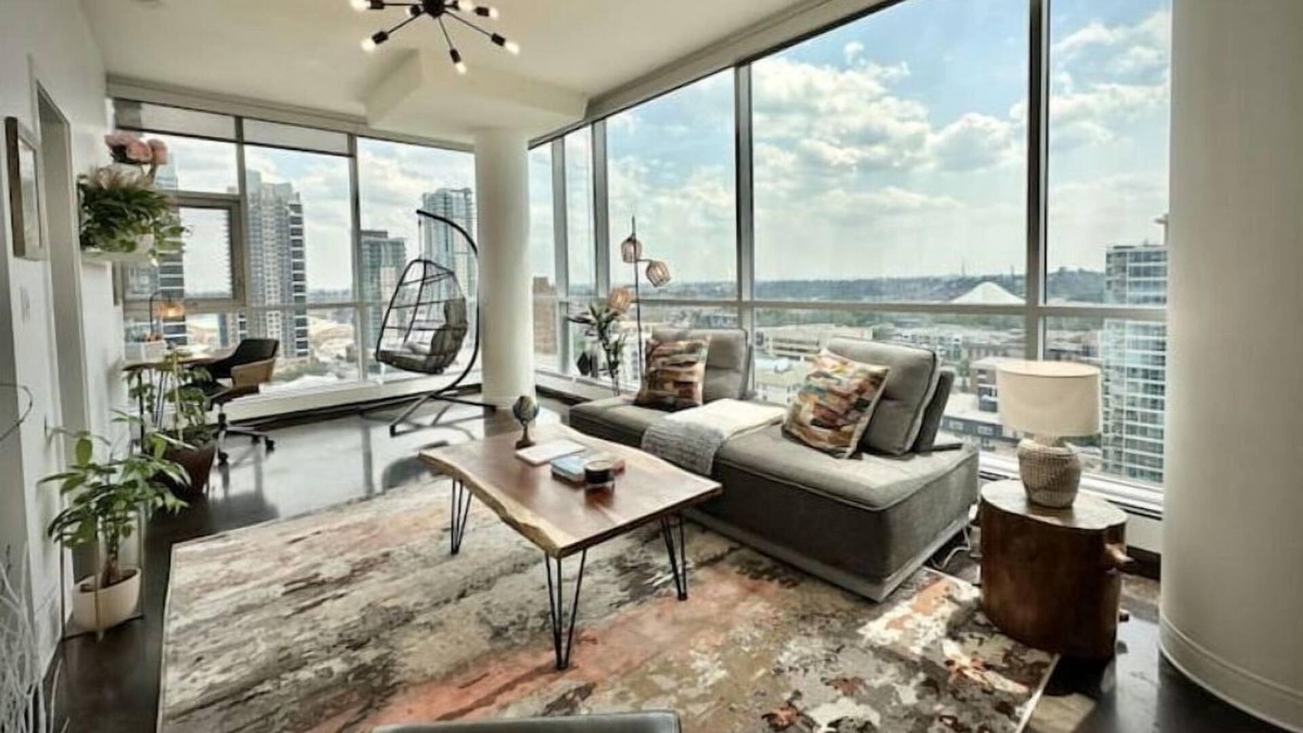 Fantastic Downtown Apt Great Location Amazing Views & Amenities + Desk + Balcony