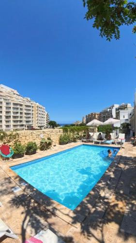 Follow the Sun Boutique Hostel - Pool, Breakfast & Sea Views