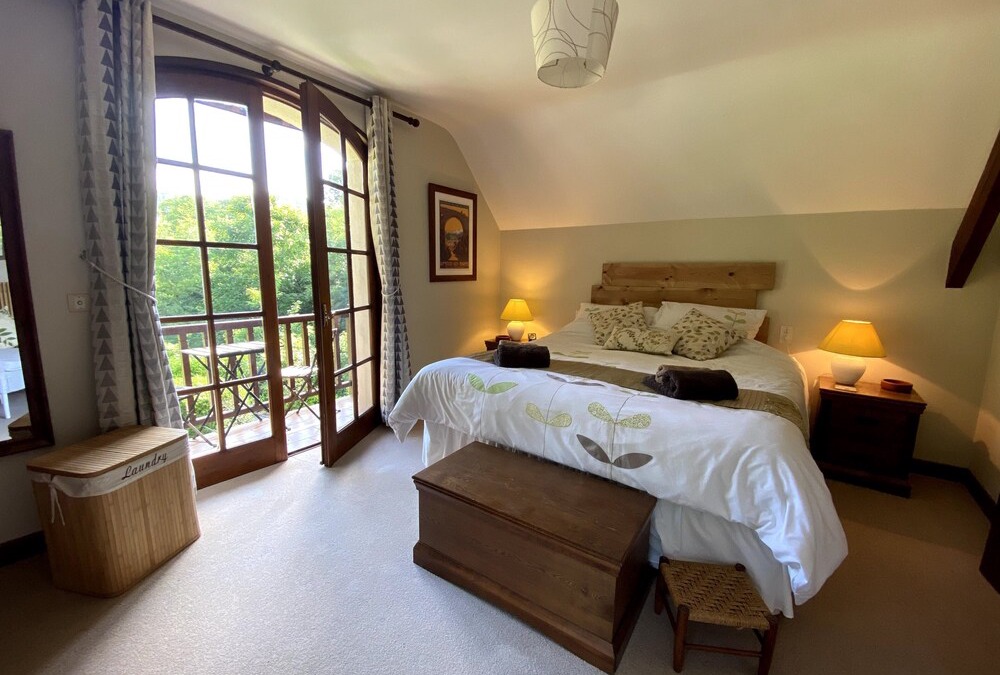 5 bedroom chalet to rent with private pool and tennis court in the Pyrenees