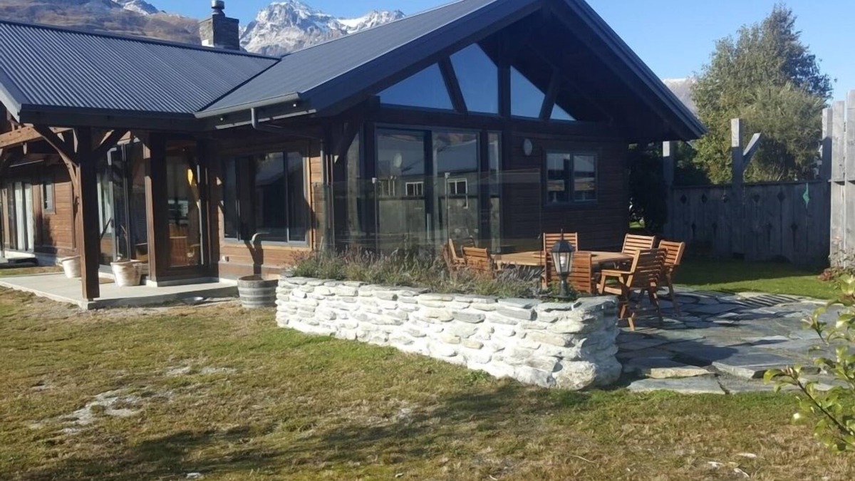 GLENORCHY HOUSE. 360° Mountains, by Lake and River.