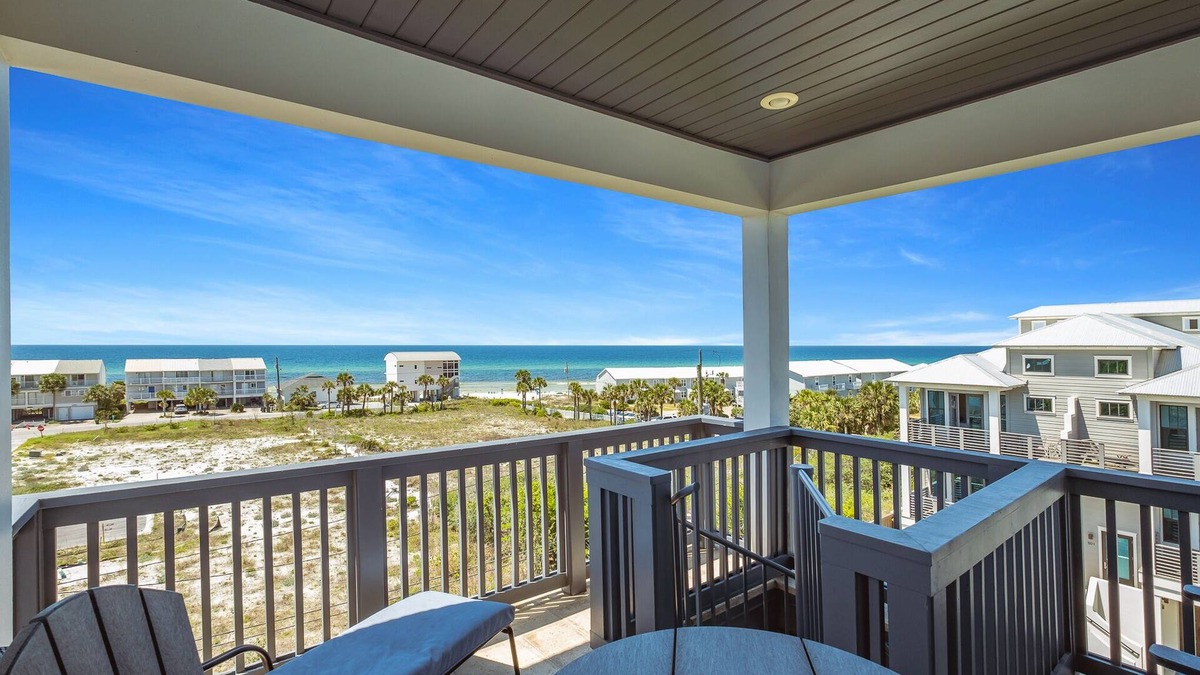 Good Day Getaway— gulf-views w/private pool, minutes walk to beach, Bikes