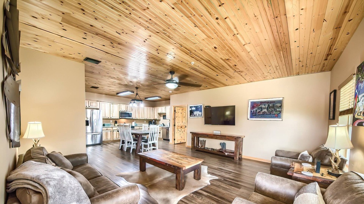 Gorgeous Condo Historic Gruene with pool! Dog friendly!
