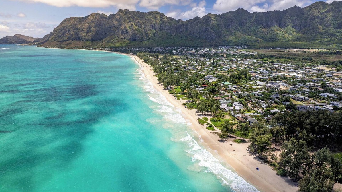 Great Price! 3800sf 7 rooms 4 baths Huge Gated House Steps from Waimanalo Beach
