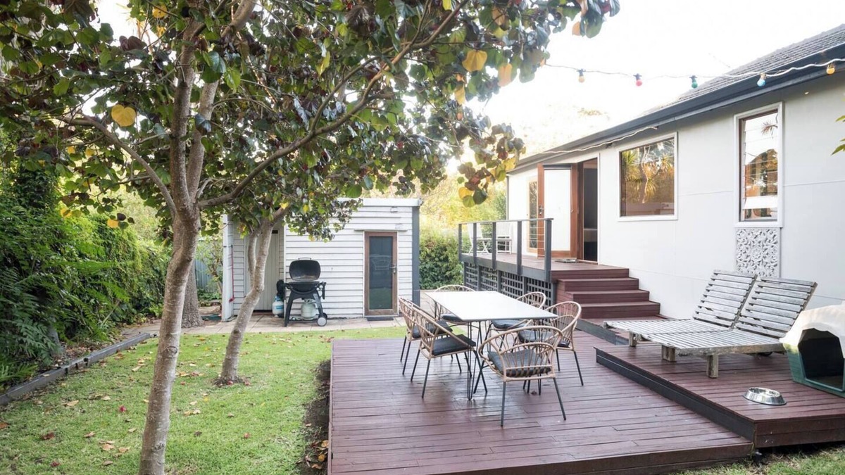 Higgins Hideaway Central Cottage with Garden Oasis