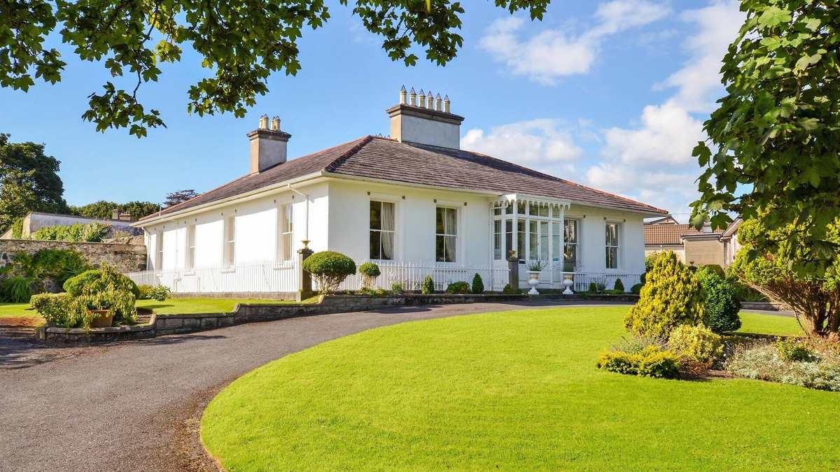 Historic Galway City House, Space and Privacy, Sleeps up to 6. Central Location.