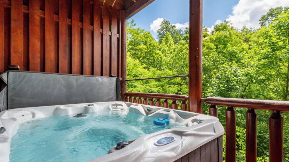 *Huge 3BD with Hot Tub + Pool + Views! Near Town!*