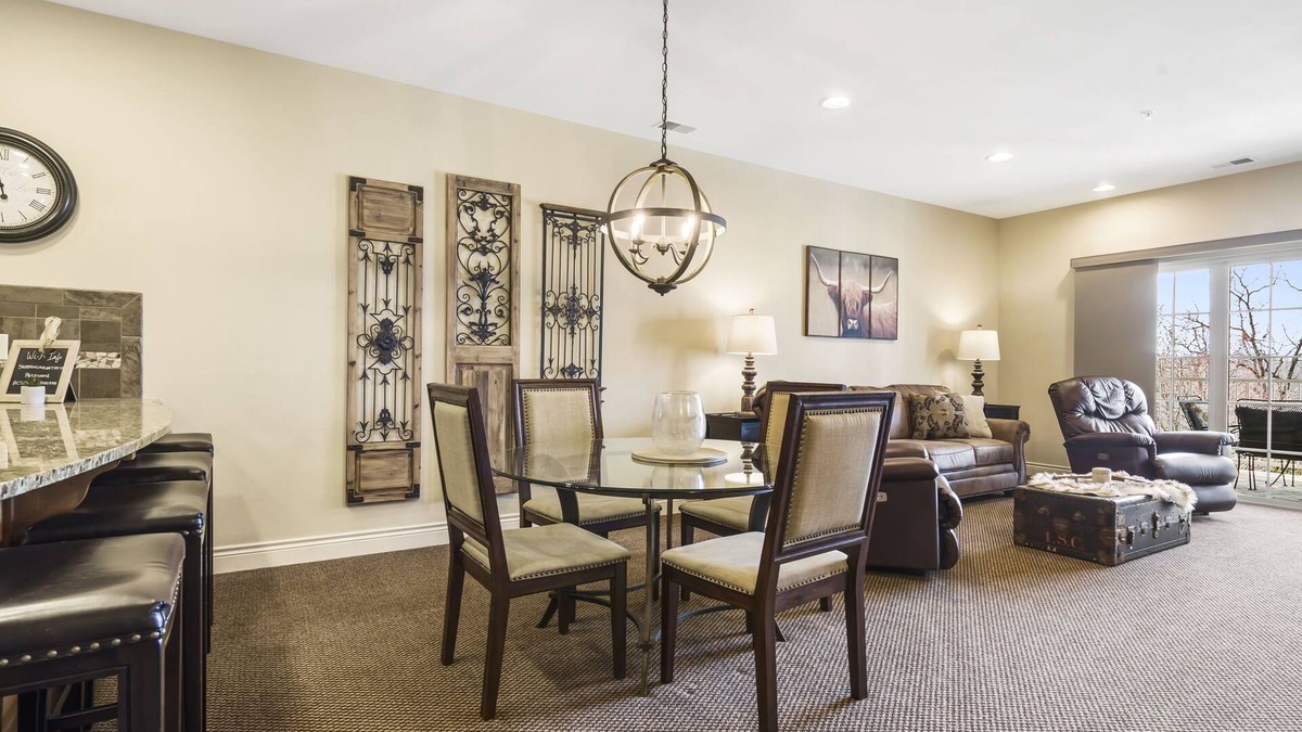 HUGE LUXURY Condo w/Pool! Elevator! Fun! Rec PLEX!12 Min To SDC and TB RK LAKE!