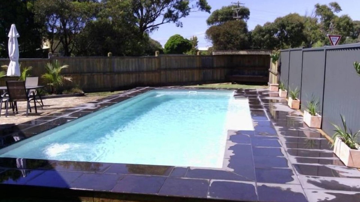 Ileden@LakeTyers BeachnMin. 3 night stay.n20% discount for 7 nights.nuntil 21.12