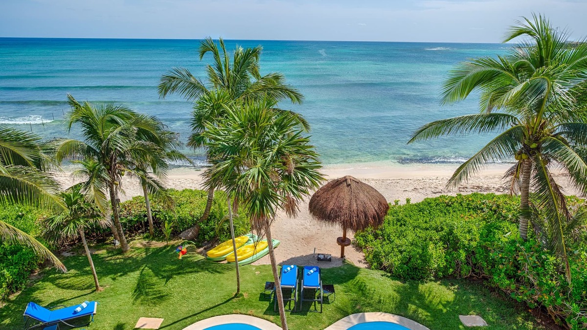 Jade Bay classic beachfront villa with pool, AC and WiFi!