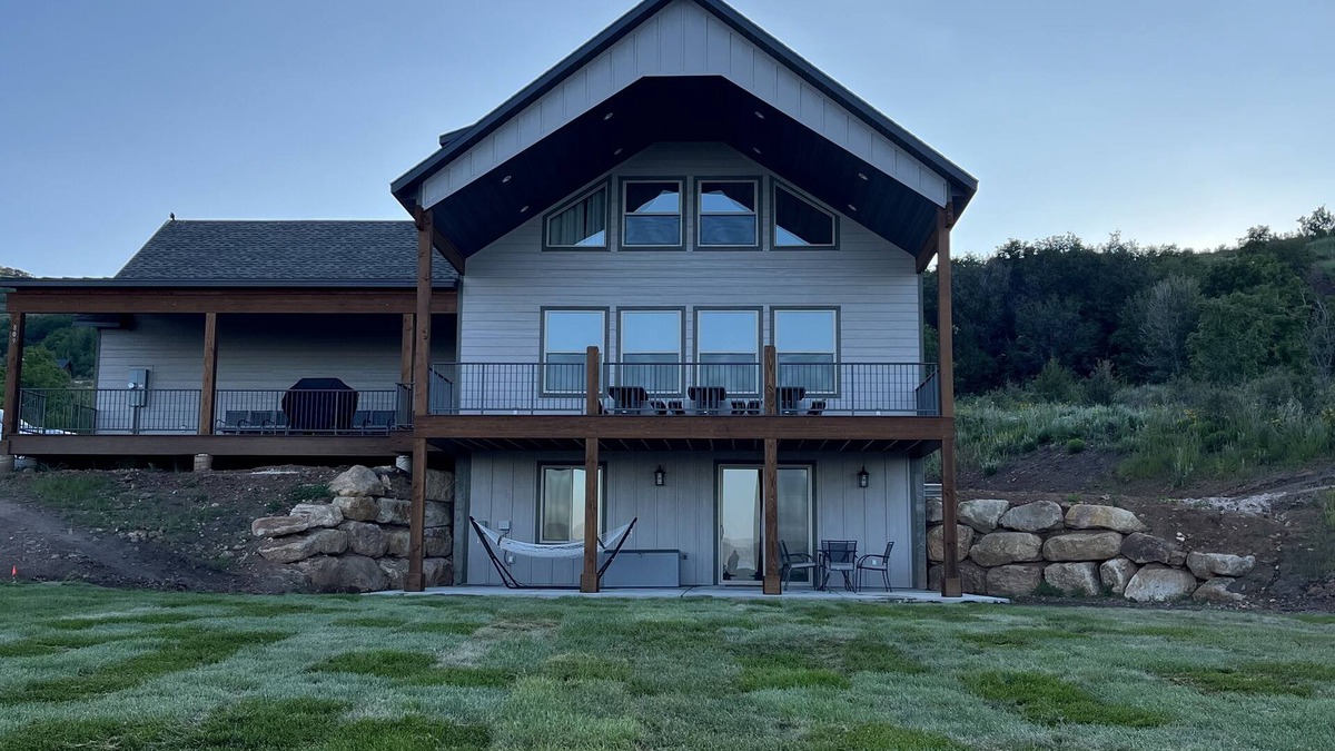 Kozy Retreat @ Bear Lake - 6 KING Beds, Bunk Room, Lake View, Deck w/Grill