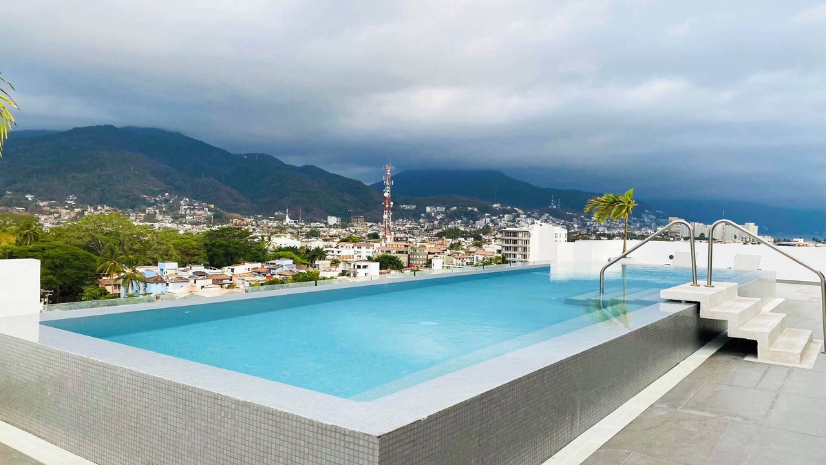 La Versalles Condo, Roof Pool and Mountain Views
