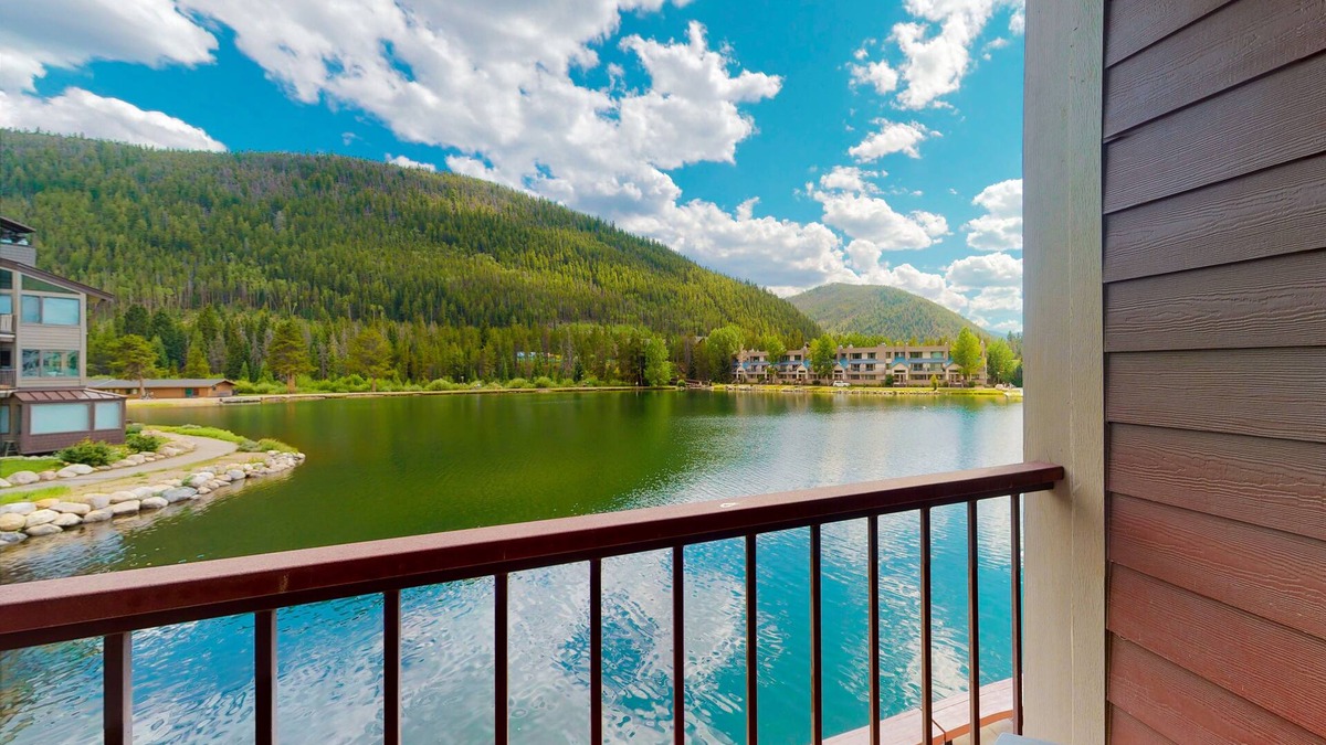 Lakefront condo with fireplace, washer/dryer, indoor pool, & hot tub