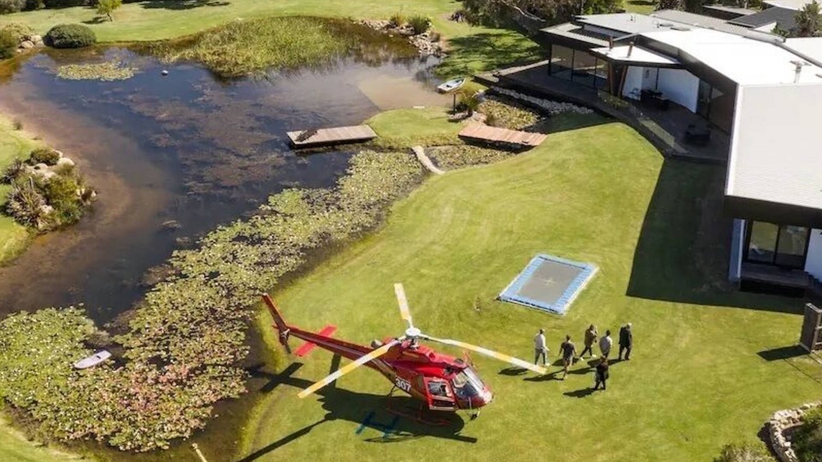 Lakehouse Estate is on 3 acres with private lake