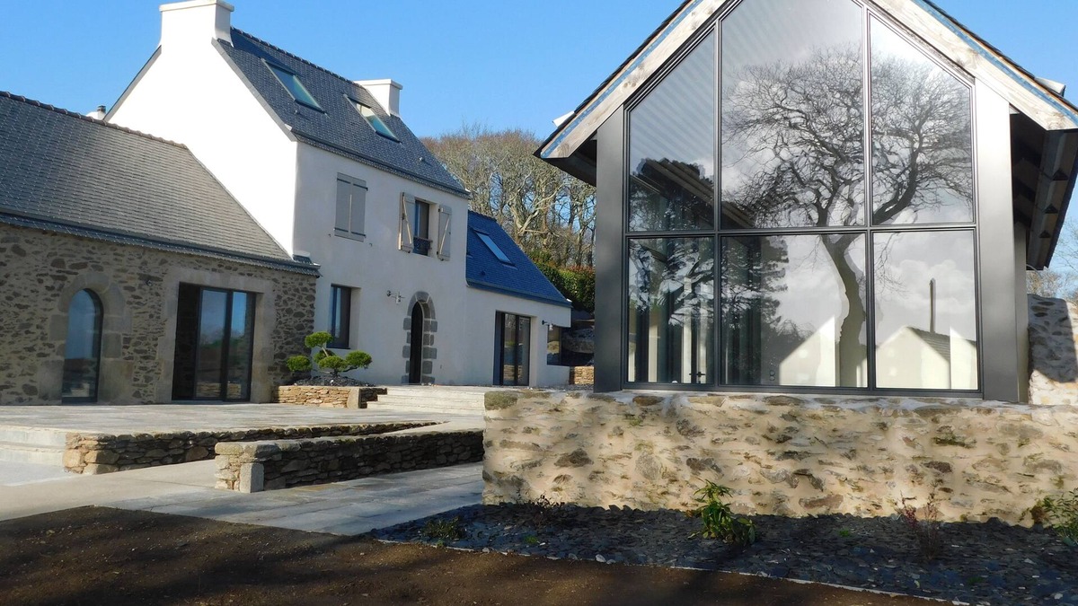 LES IRIS BLEUS: Magnificent farmhouse with sea view with heated outdoor swimming pool