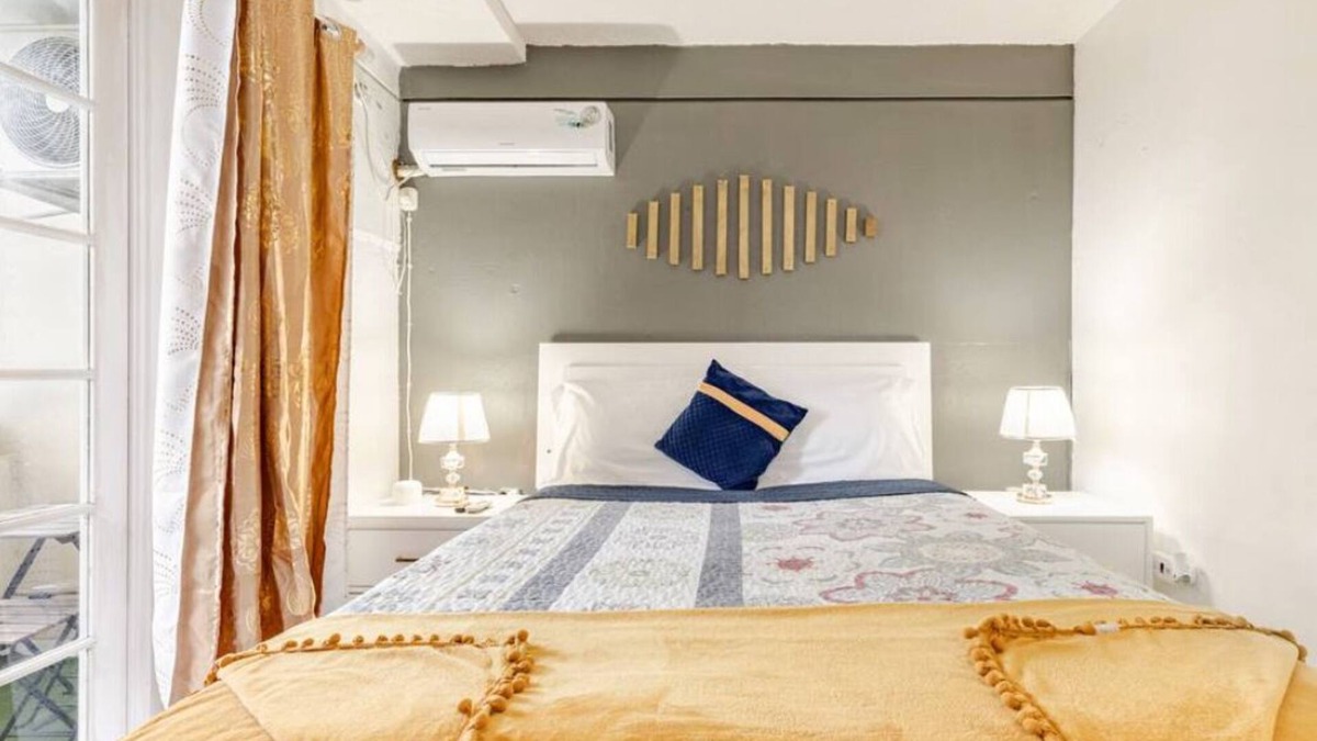 Light escape mixes luxury with homey - 2 mins from the beach!