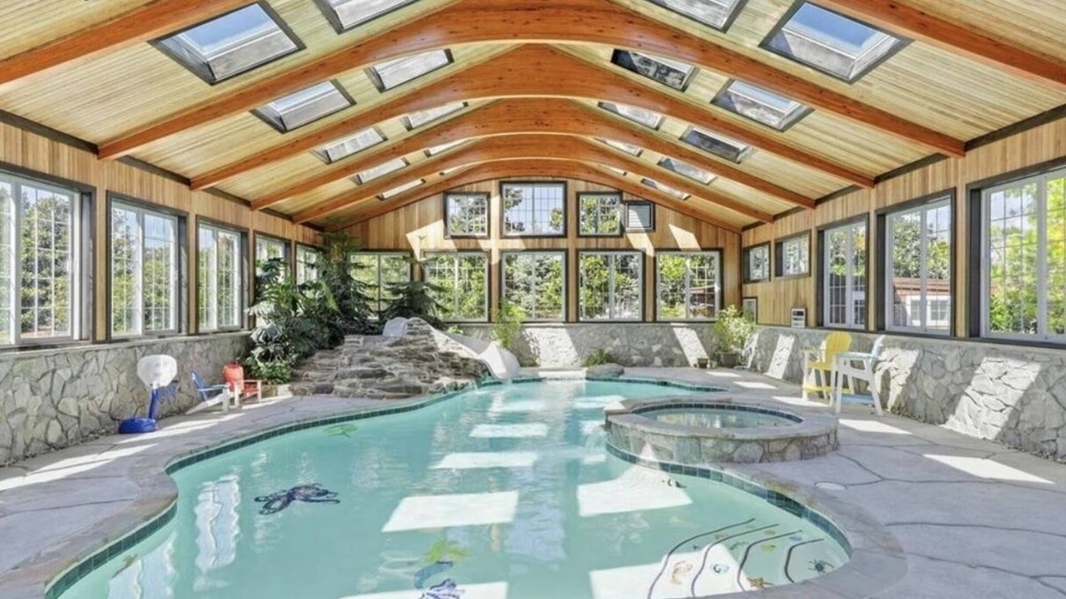 Lodge style home w/INDOOR pool/spa, 2 miles to the beach, onsite canal access