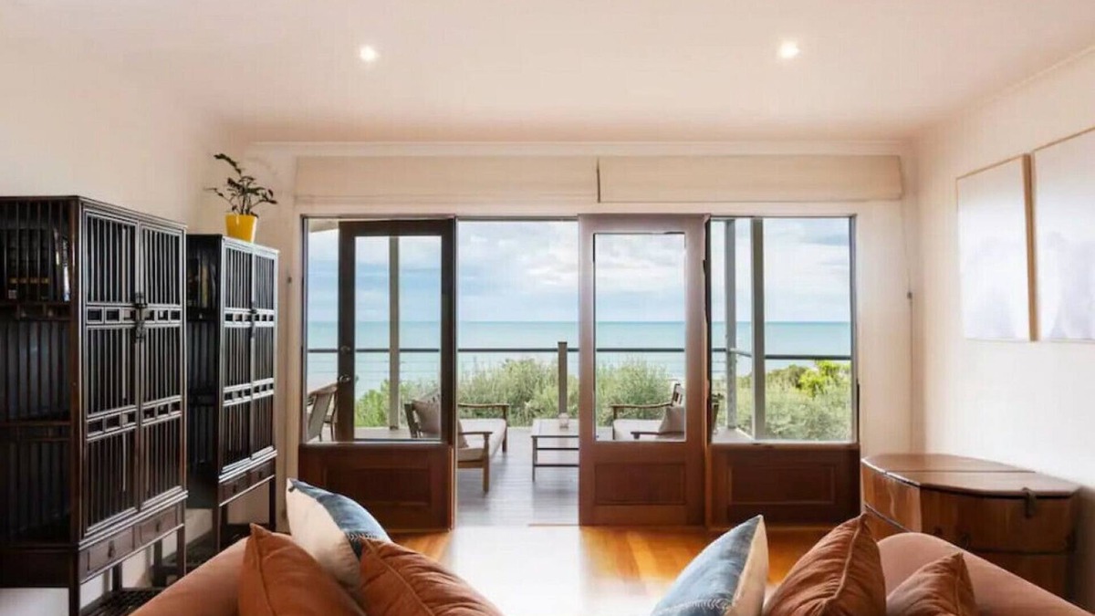 LOR001 · Lorne Oceanfront Living with Direct Beach Access