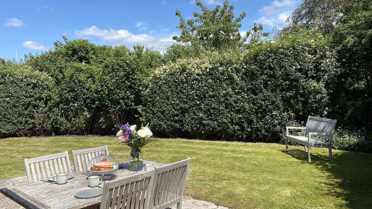 * LOVELY 2 BEDROOM COTTAGE, GREAT LOCATION *