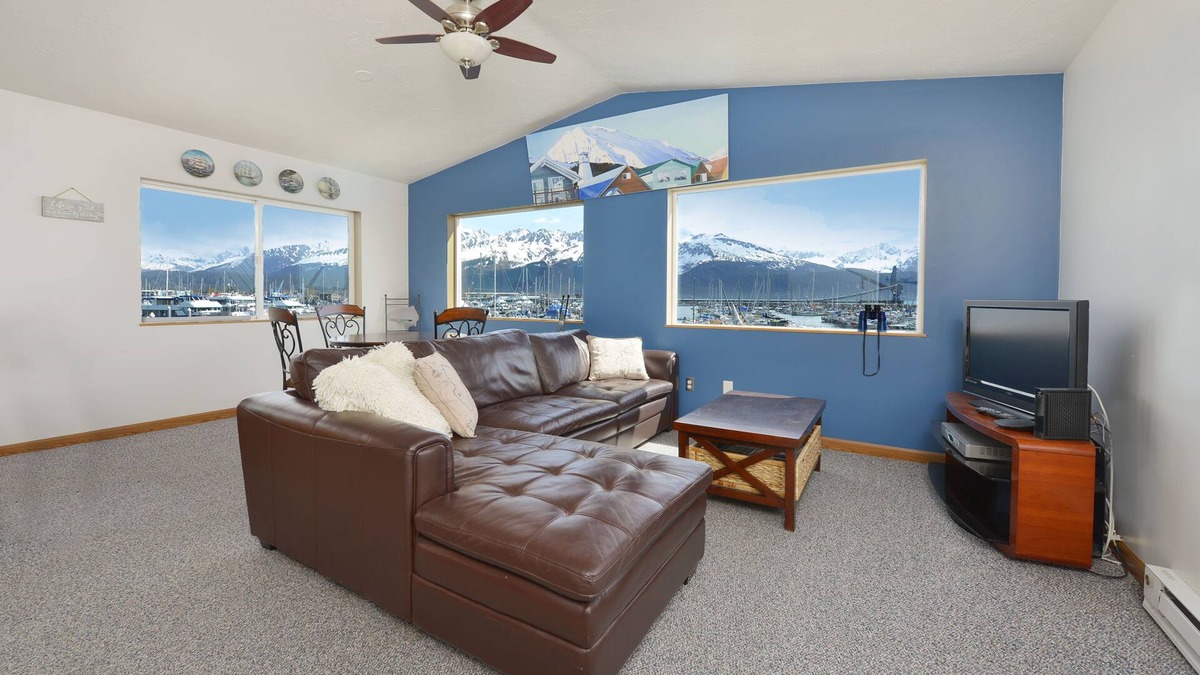 Lovely Dockside Apartment! Located right in the Harbor!