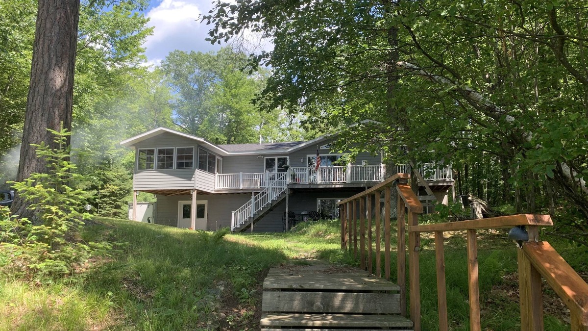 Lovely Lakeside Home, Minutes from Minocqua, on the snowmobile trail!