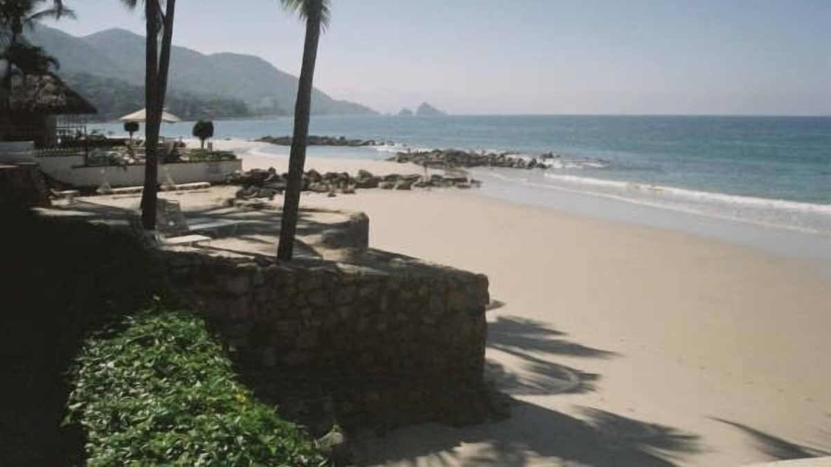 Luxurious Beachfront Villa, 3 Master Suites, Spectacular Views