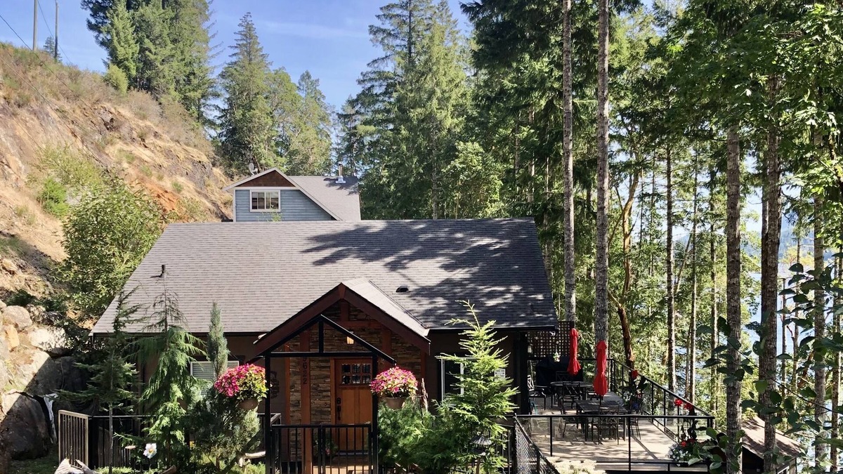 Luxurious Lakefront Private Beach, Dock and Hot tub!
