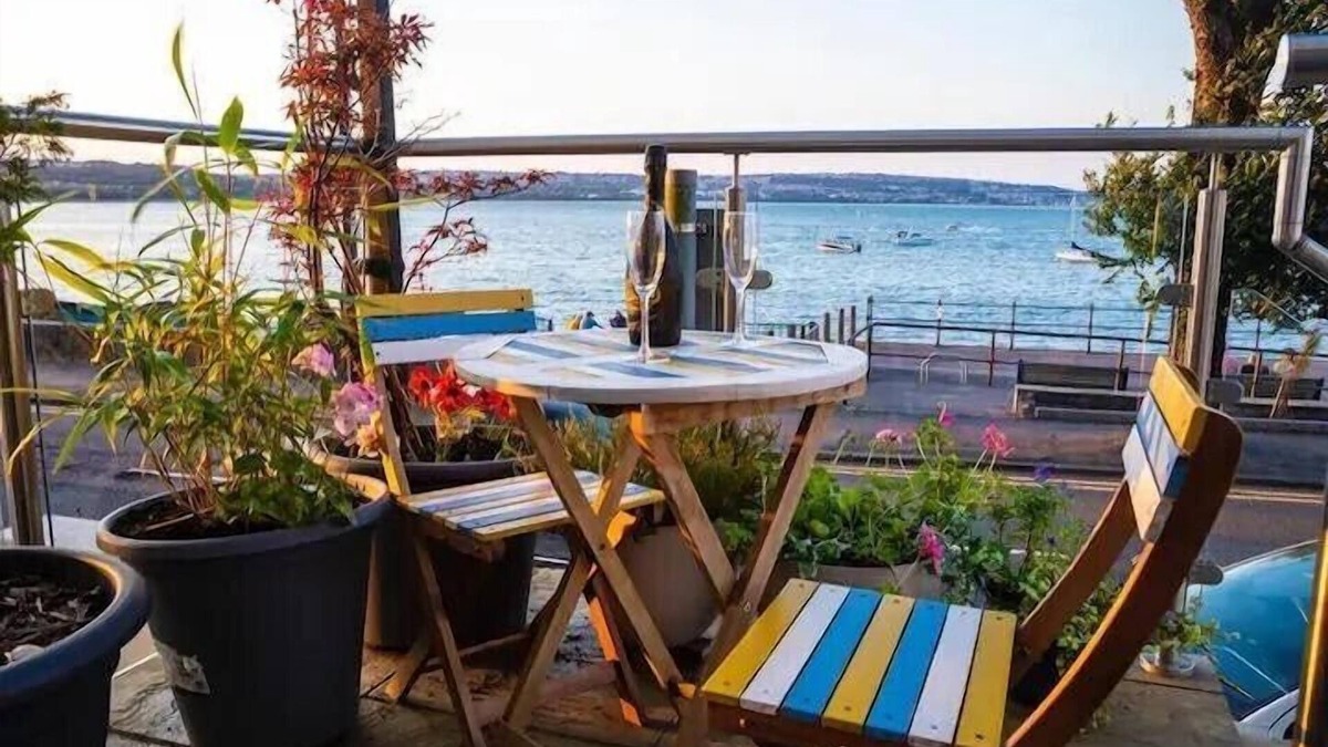 Luxury apartment with beautiful sea views. Private parking, lift and hot tub.