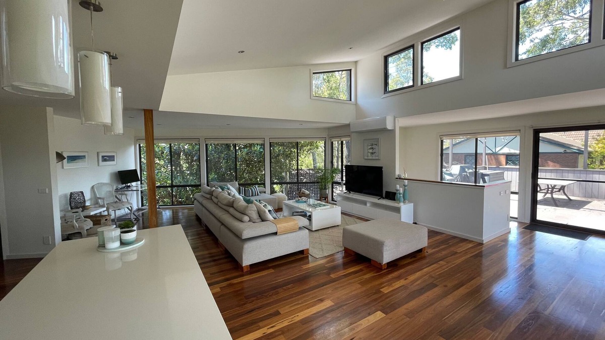 Luxury beach house, 4 mins walk to Denhams Beach.