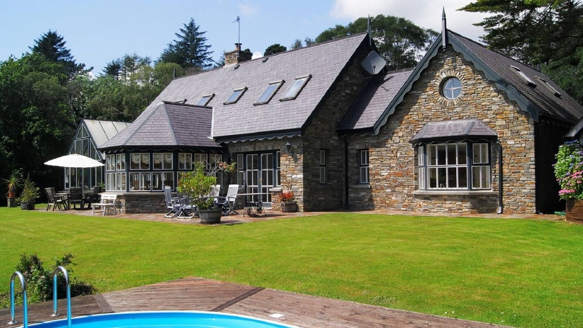 Luxury House on Seafront, with Pool, Sauna, Jacuzzi and Woodlands