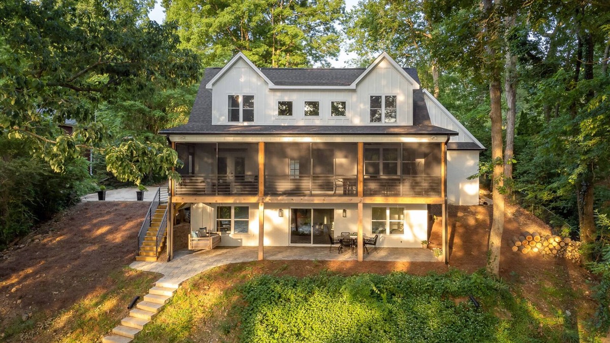 Luxury Lakefront home with gorgeous views, screened patio, firepit, & boat dock