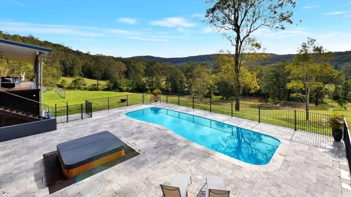 Luxury Mandalong Mansion with Pool & Spa