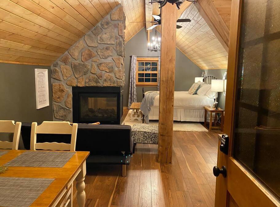 Luxury Suite in the Woods! Fireplace, Whirlpool! New!