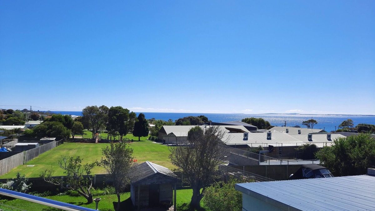 Magic home, magic views. Minutes walk to beaches, swimming, shops, restaurants