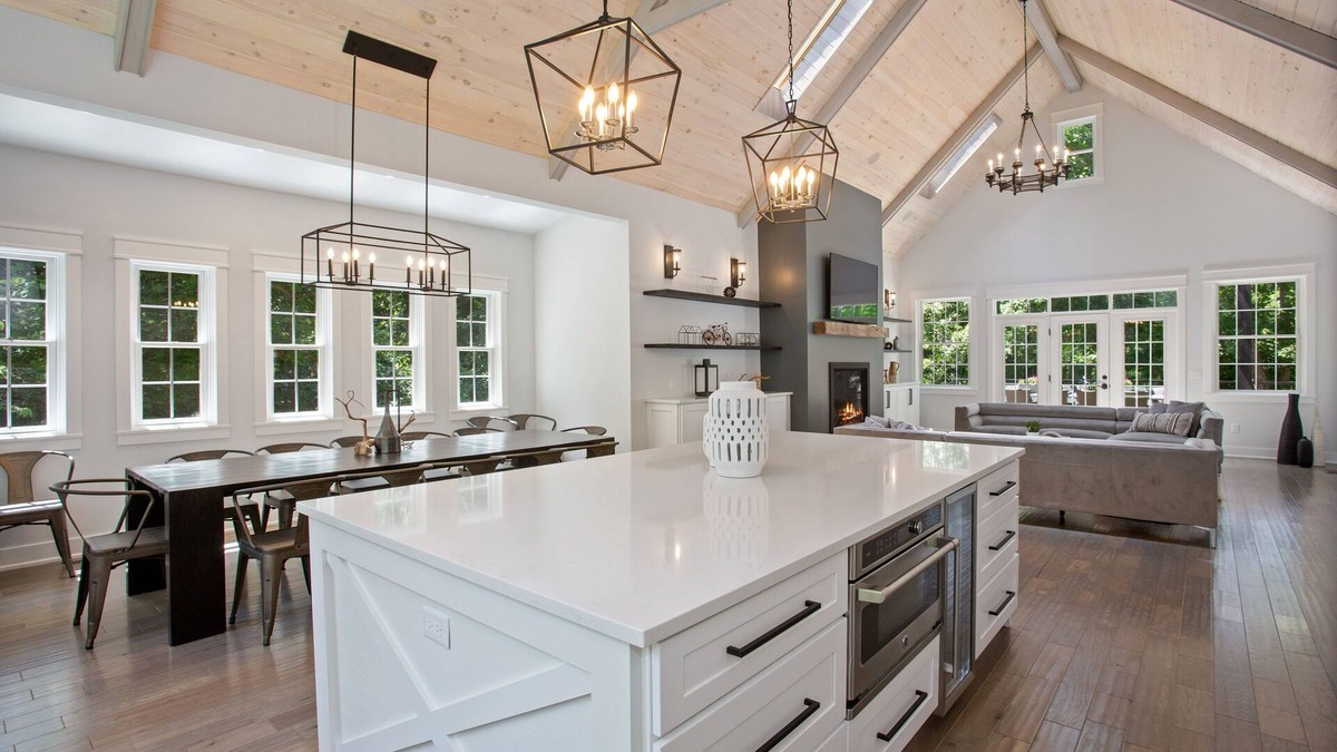 Magnificent Home, Saltwater Pool. Walk to beach! Hot Tub Open year round!