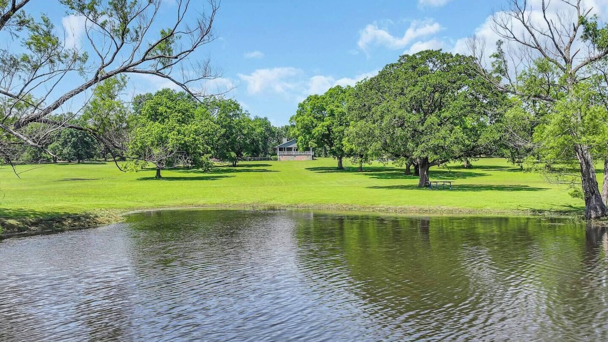 Meadow Lodge - 78 Acres & Lake @ Road Runner Ranch