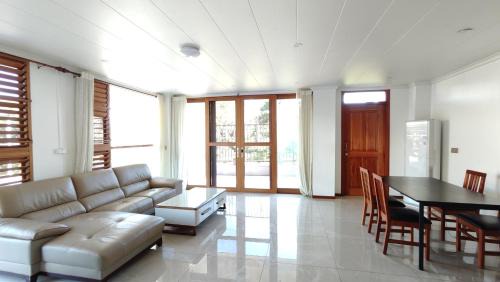 Modern 3-Bedroom Apartment Queens Rd