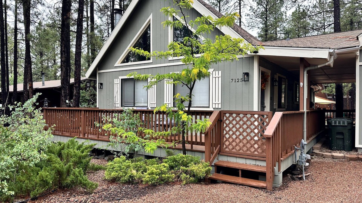 Moon Creek, A lovely Cabin that is located in the Pinetop Country Club Community
