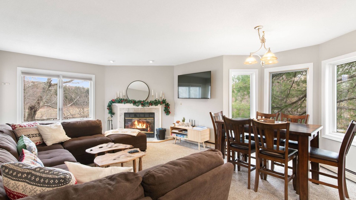 Mount Snow Condo: 4 min Walk to Sundance Lift (High Speed - 6 Seat)