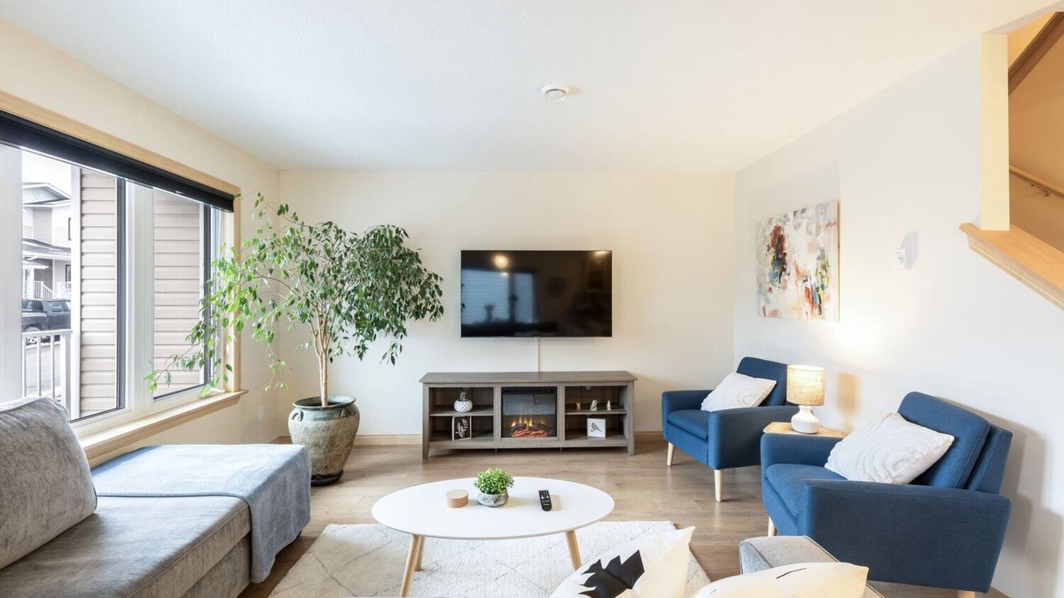 Mountain Haus w/HOT TUB & large backyard w/firepit. Only 7 mins to downtown