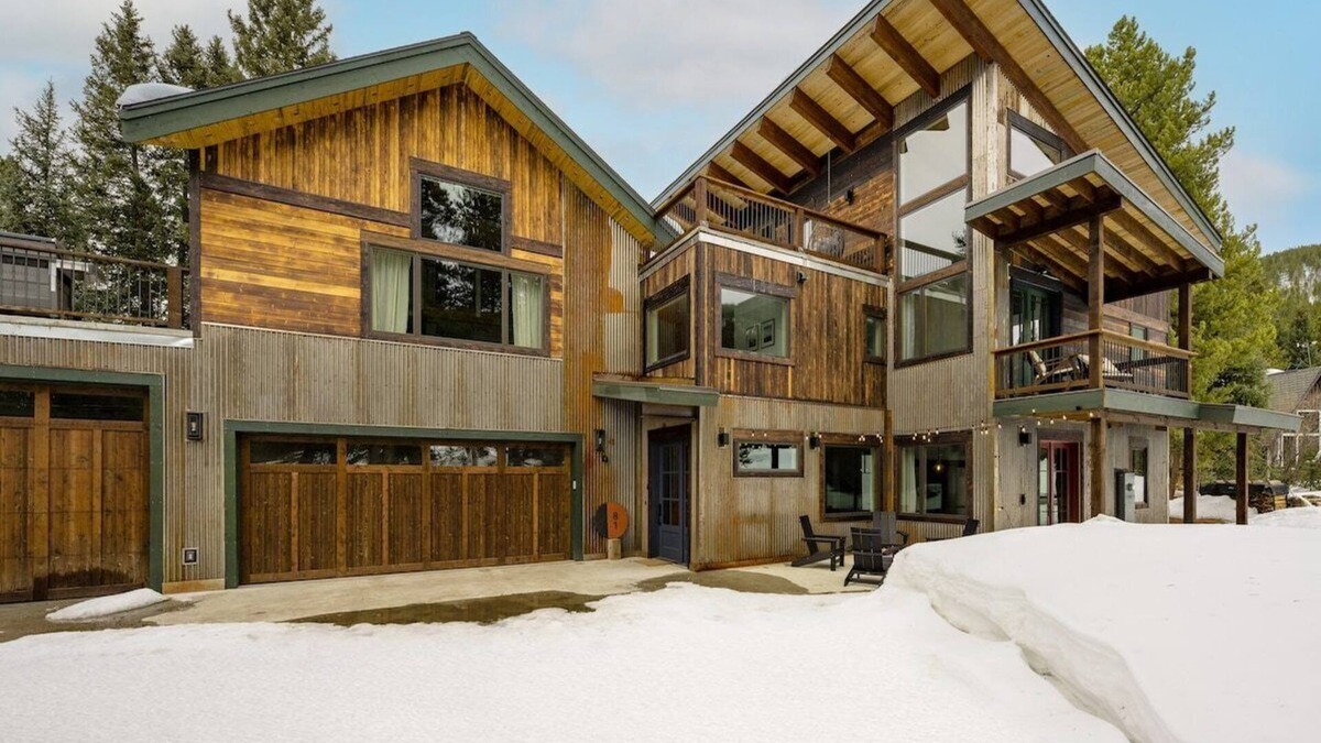 Mountain Manor · Mountain Manor| Luxury Home 5 min to Breck| HotTub