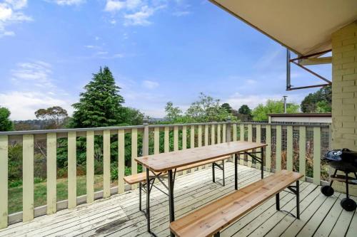 Narrow Neck Getaway Fireplace, Views & BBQ