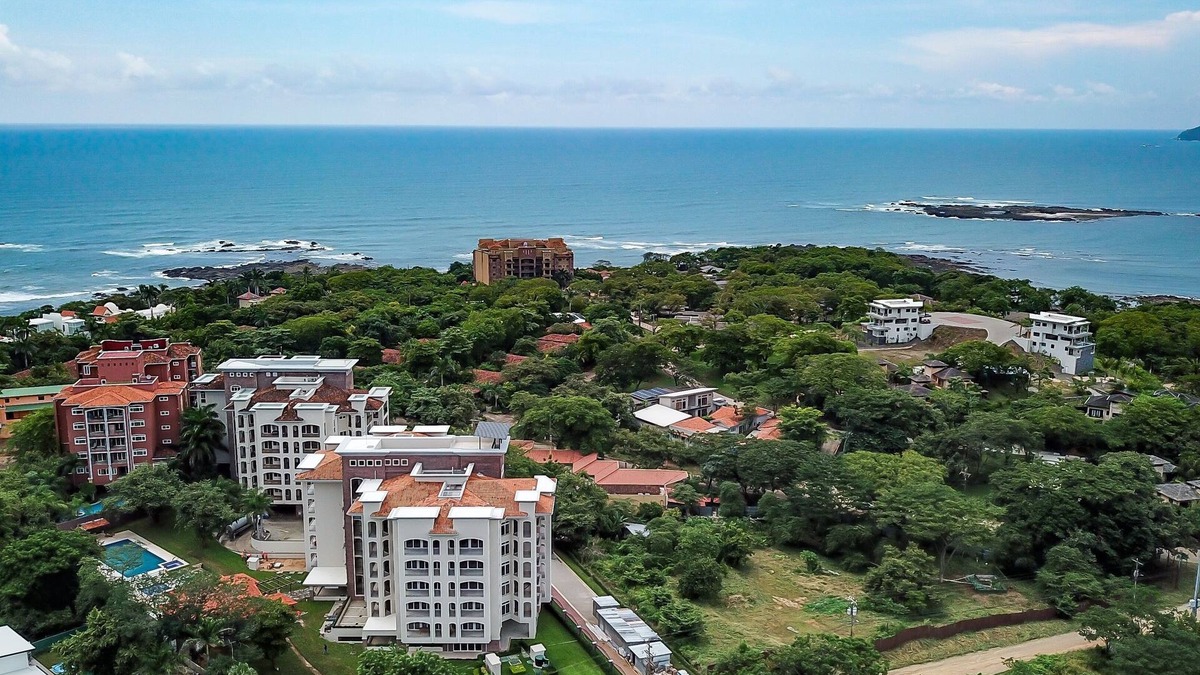 New condo near Tamarindo beach, restaurants, bars, shopping, and activities.